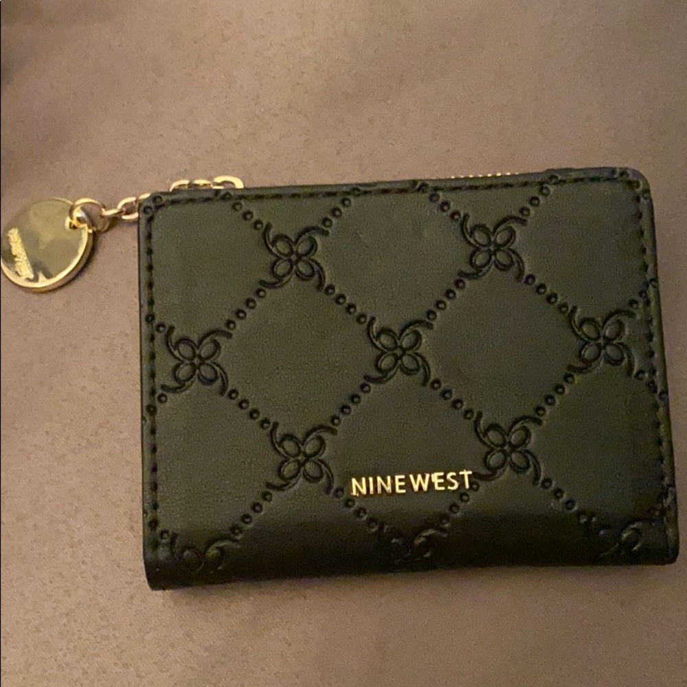 Small Nine West wallet with zipper